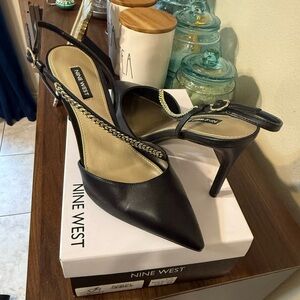 BNIB Nine West gisha3 heels in black leather with gold hardware. Size 10.